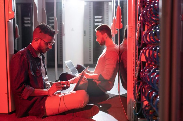 Comment configurer un routeur avec QoS pour prioriser les flux de jeux en ligne ?